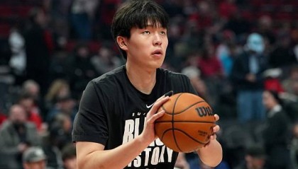 星空体育APP-小编扣鸡腿，开拓者官方把下放的杨瀚森误写成双向合同球员